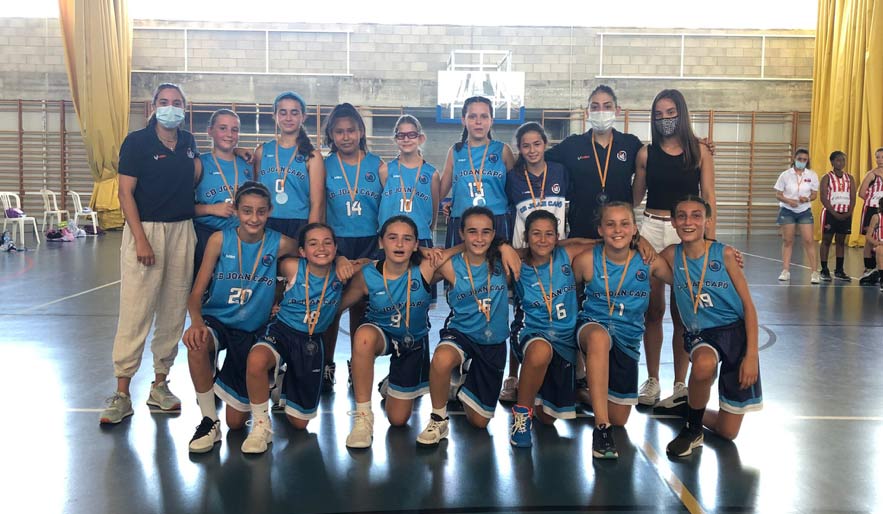 L’equip Mini femení, després de guanyar la final al Bàsquet Manacor