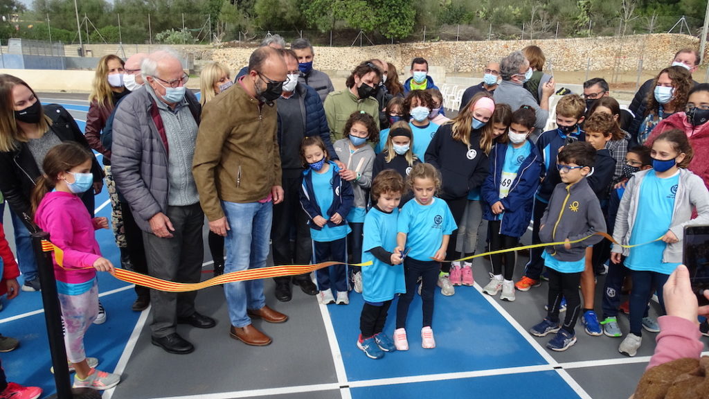 Dos dels atletes més petits tallant la cinta inaugural