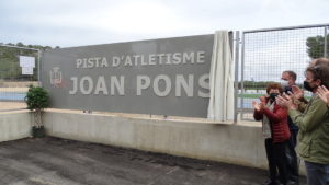 La gran placa que informa que la pista du el seu nom. 