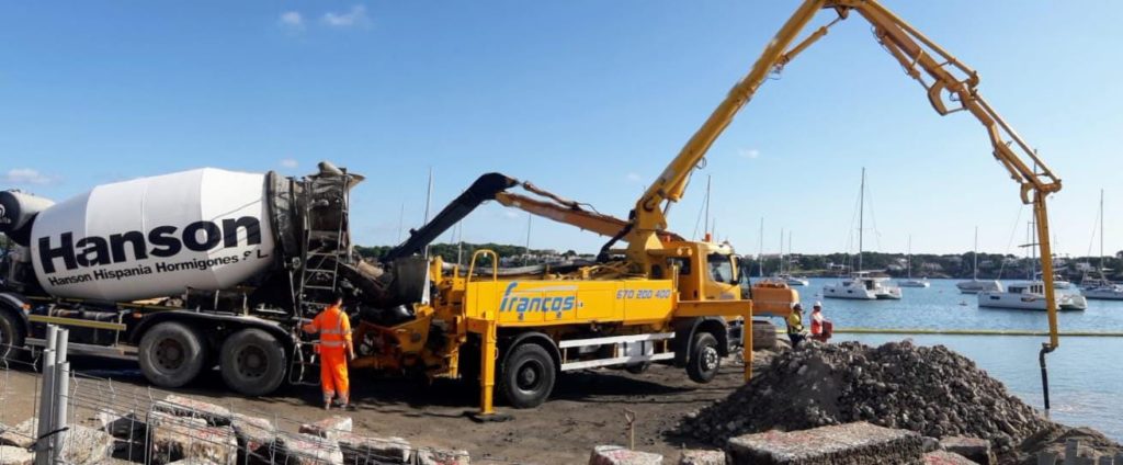 Els camions injectant formigó al moll