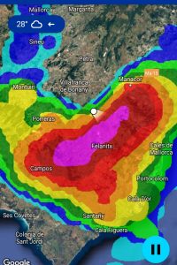 La zona amb pluja extrema, en lila