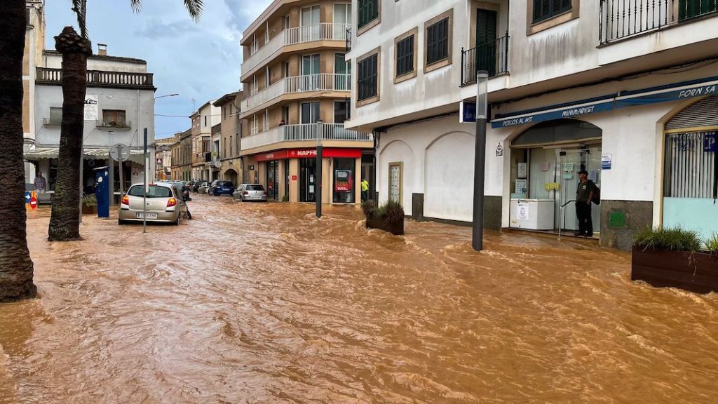 La plaça d’Espanya, totalment anegada