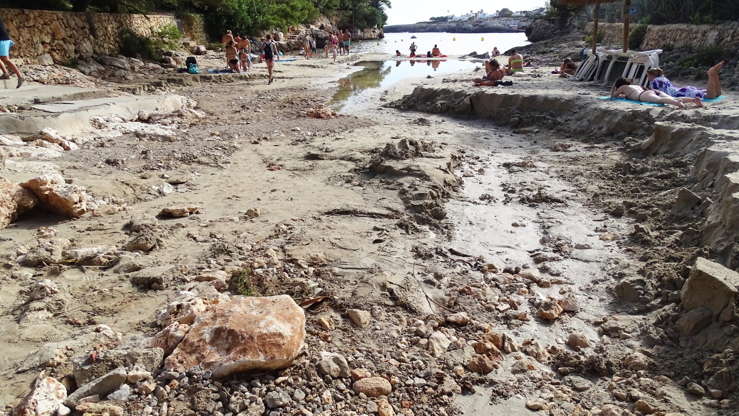 A cala Serena, el torrent es va endur l'arena i creà un bon solc