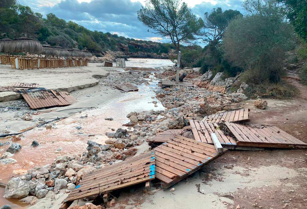 Cala sa Nau, just després de la tempesta, amb la passarel·la arrabassada