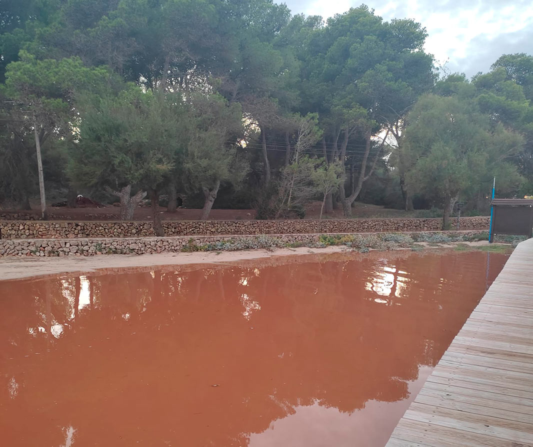 La part de darrera de la platja de cala Marçal, anegada