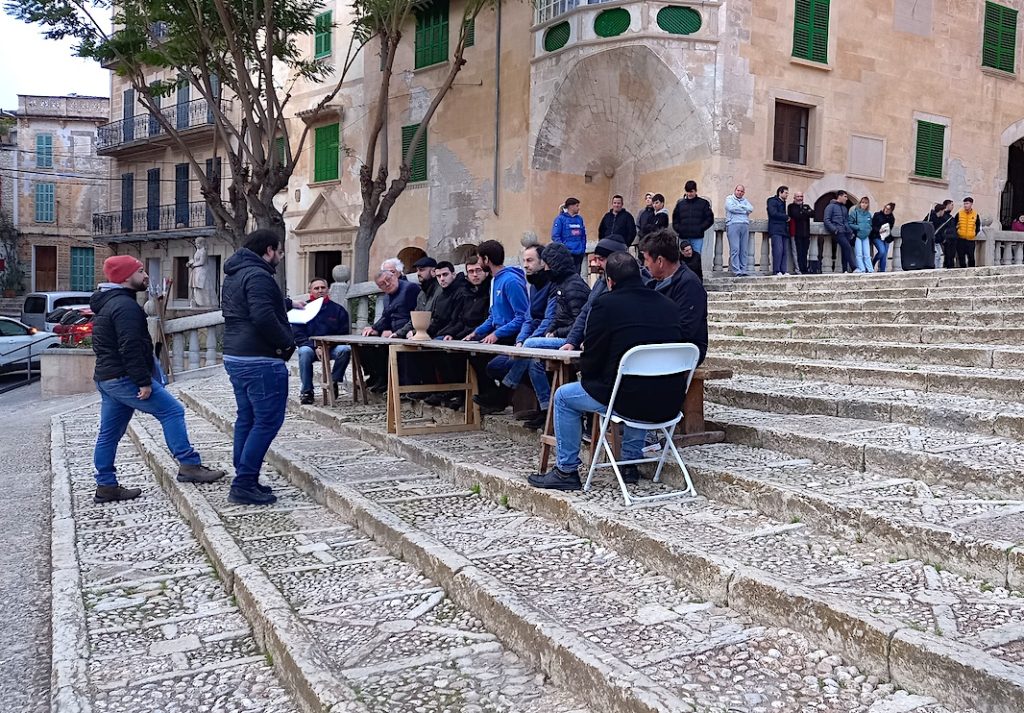 Un dels assaigs del Davallament. A l’esquerra, el director, Joan Toni Sunyer