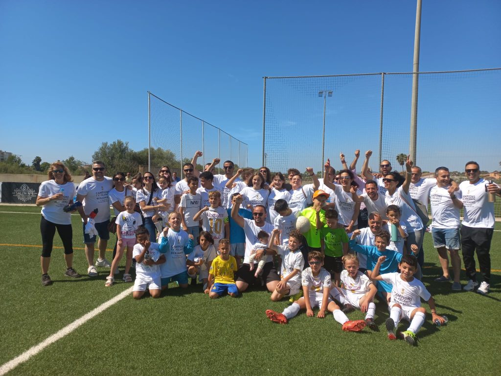 Jugadors, familiars i amics celebrant la victòria dels benjamins del CE Felanitx