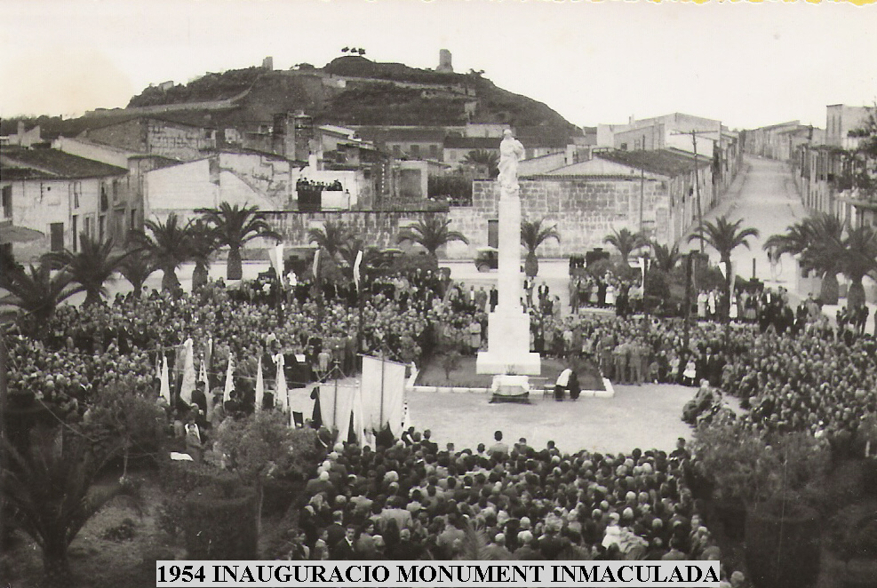 El dia de la inauguració, amb la plaça plena de gent i el puig de Sant Nicolau, al fons