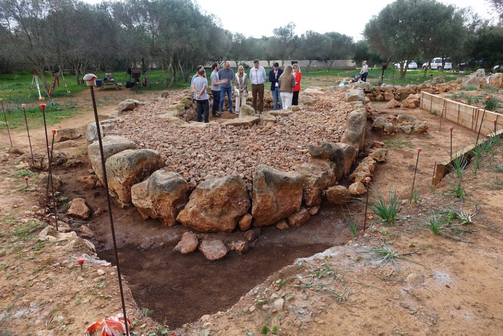 Els polítics, visitant les feines de restauració