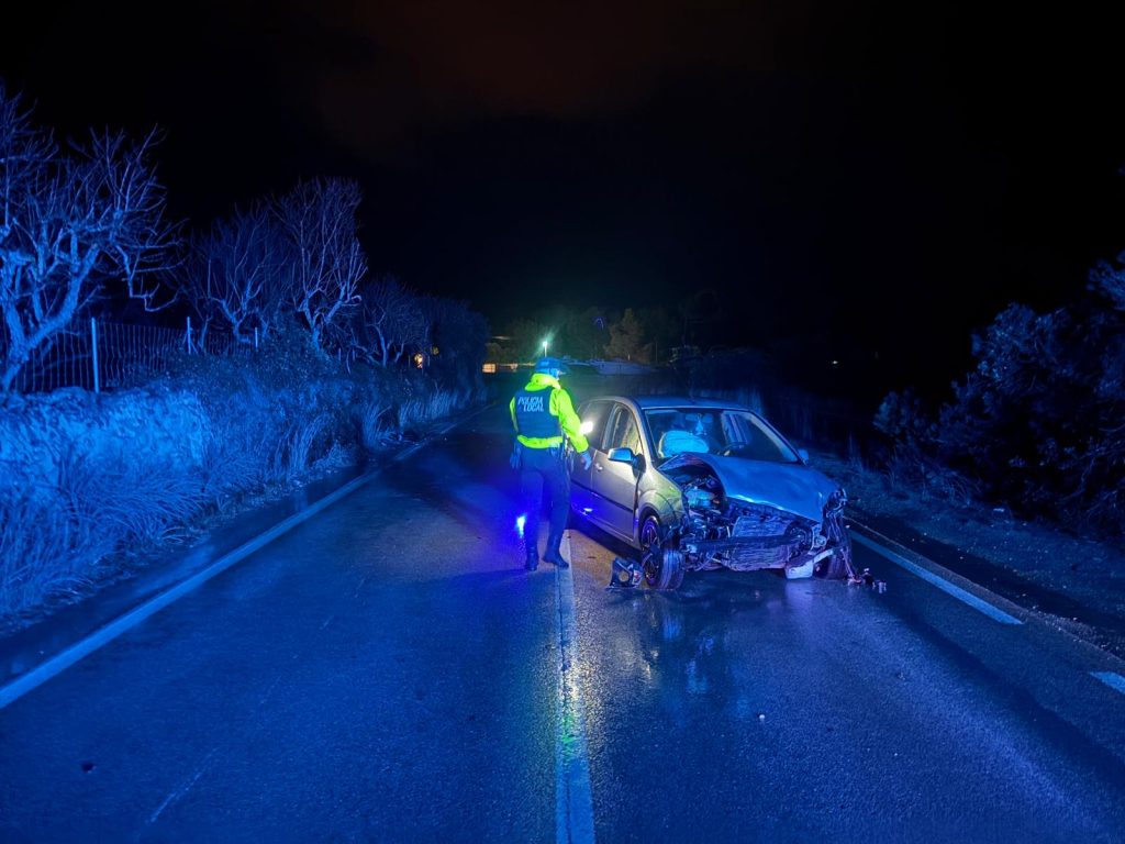 El cotxe accidentat al camí de Can Gaià