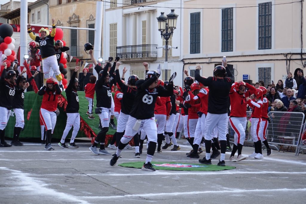 La carrossa guanyadora, amb la coreografia, a sa Font