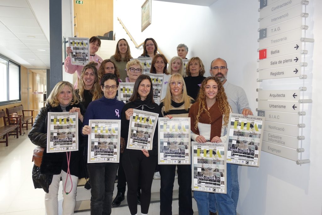 Mestres i polítics amb el cartell de l'exposició